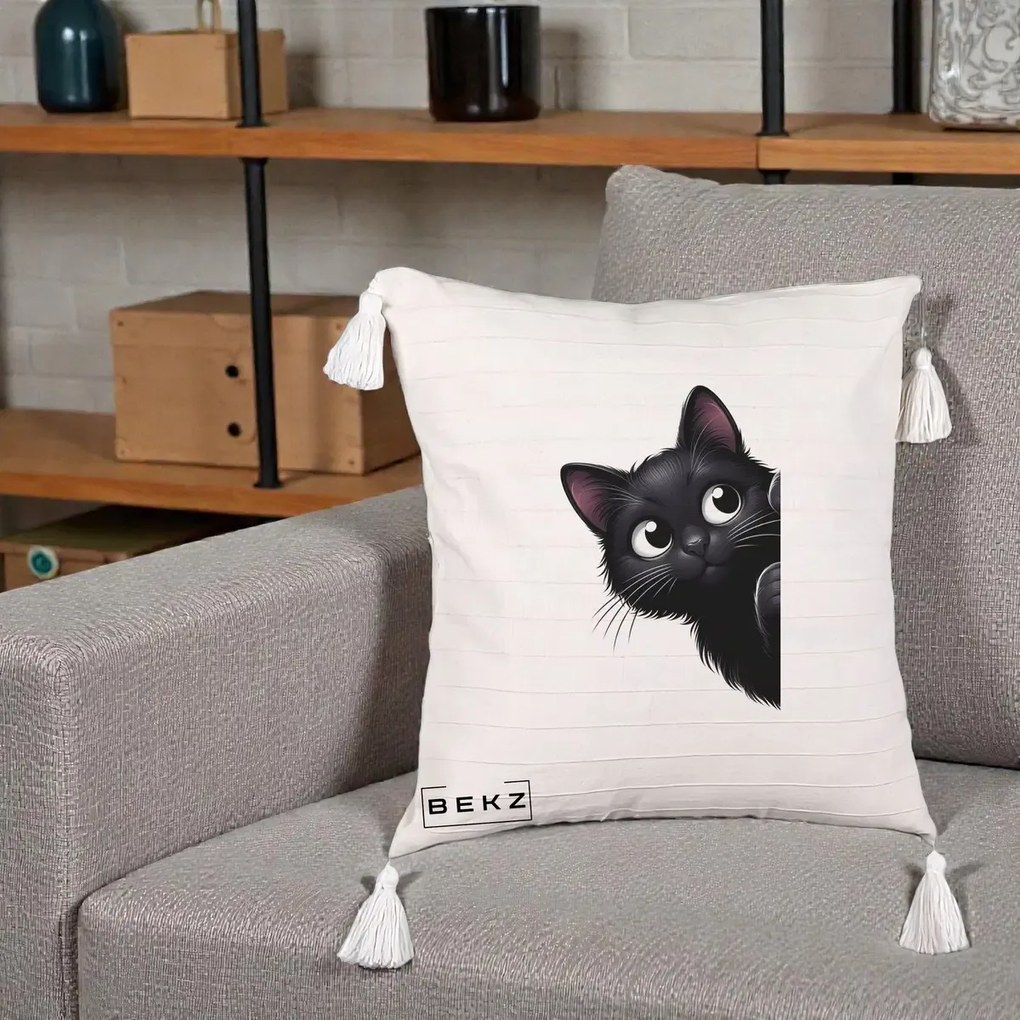Perna Decorativa Pisica Neagra Dragalasa Curioasa, 40x40 cm, Bej cu Franjuri, Husa Detasabila, Perna Inclusa, BEKZ®