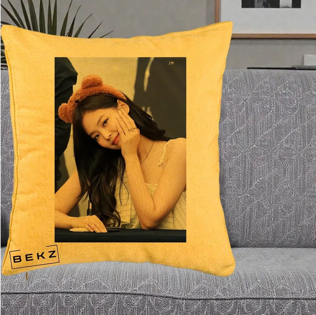 Perna Personalizata K-pop BLACKPINK Jennie Cute cu Diadema Ursulet, 40x40 cm, Galben, Husa Detasabila, Perna Inclusa, BEKZ®