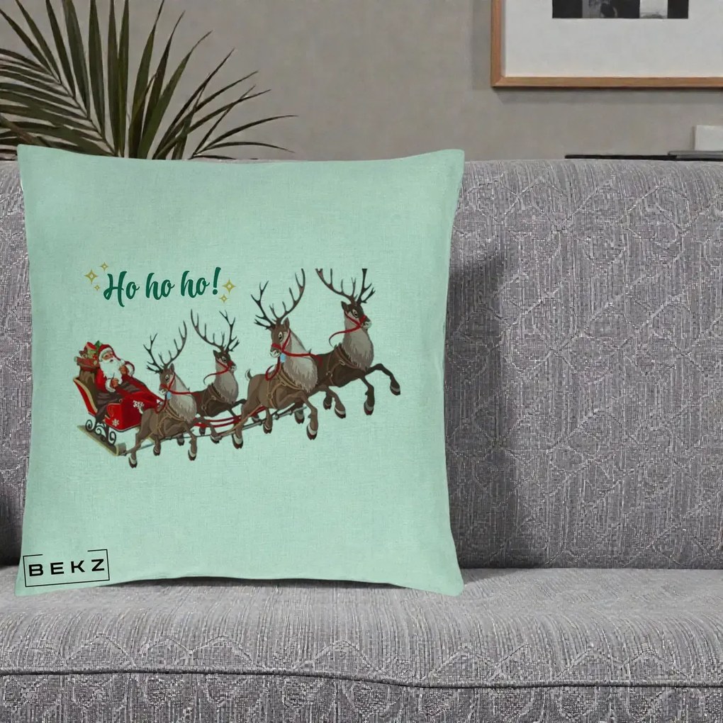 Perna Decorativa Ho Ho Ho Mos Craciun cu Sanie si Reni, 40x40 cm, Verde Menta, Husa Detasabila, Perna Inclusa, BEKZ®