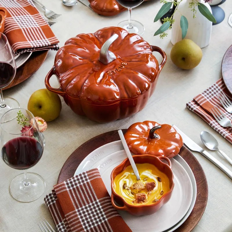 Oala din fonta in forma de dovleac Staub Pumpkin P687129, 24 cm, 3,45 l, Toate plitele inclusiv inductie si cuptor pana la 240°C, Acoperire emailata, Portocaliu
