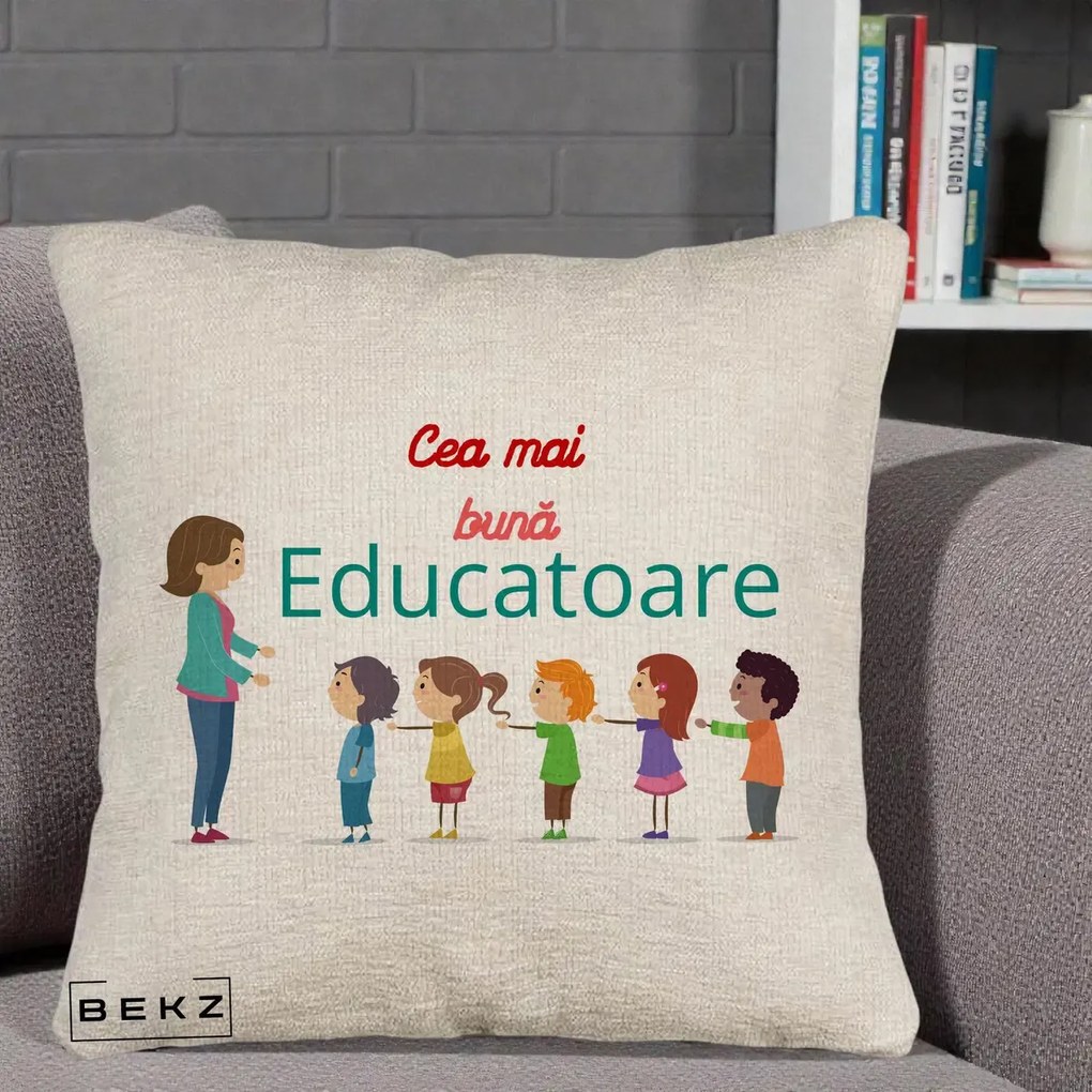Cadou pentru Educatoare - Perna Personalizata Cea mai Buna Educatoare cu Ilustratie Copii si Educatoare, 40x40 cm, Bej Canapea, Husa Detasabila, Perna Inclusa, BEKZ®