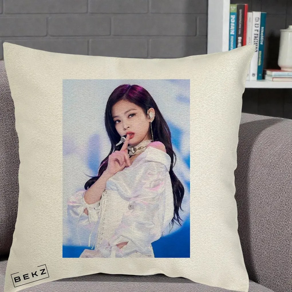 Perna Personalizata K-pop BLACKPINK Jennie Concert Alb cu Microfon, 40x40 cm, Ecru, Husa Detasabila, Perna Inclusa, BEKZ®