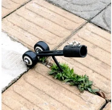 Extractor de buruieni cu roți și cârlig