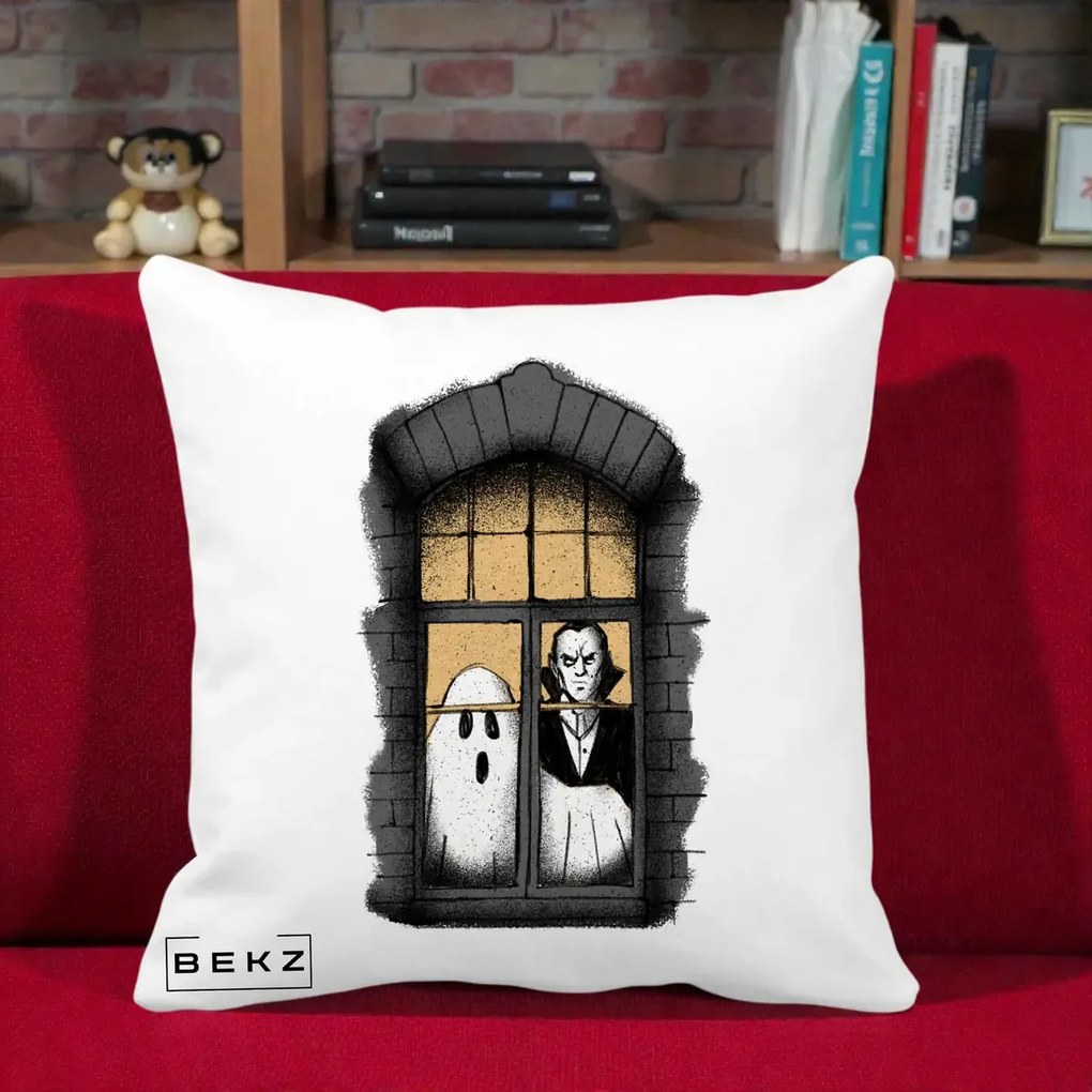 Perna Decorativa Halloween Fantoma si Dracula la Fereastra, 40x40 cm, Alba Mata, Husa Detasabila, Perna Inclusa, BEKZ®