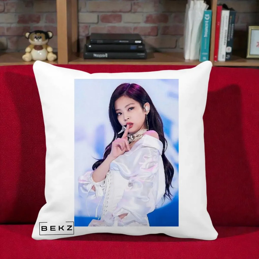 Perna Personalizata K-pop BLACKPINK Jennie Concert Alb cu Microfon, 40x40 cm, Alba Mata, Husa Detasabila, Perna Inclusa, BEKZ®