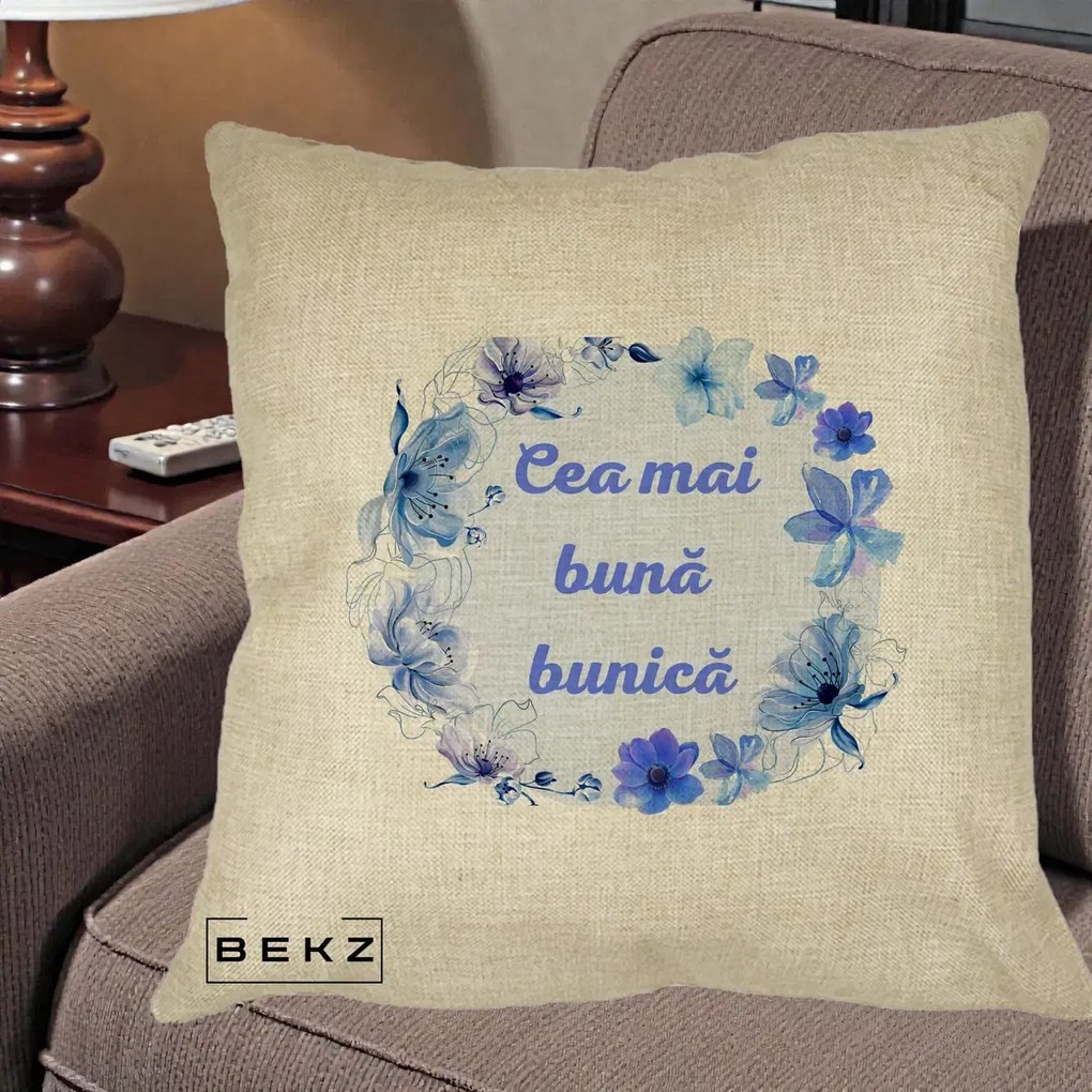 Cadou pentru Bunica - Perna Personalizata Cea Mai Buna Bunica Coronita Flori Albastre Acuarela, 40x40 cm, Crem, Husa Detasabila, Perna Inclusa, BEKZ®