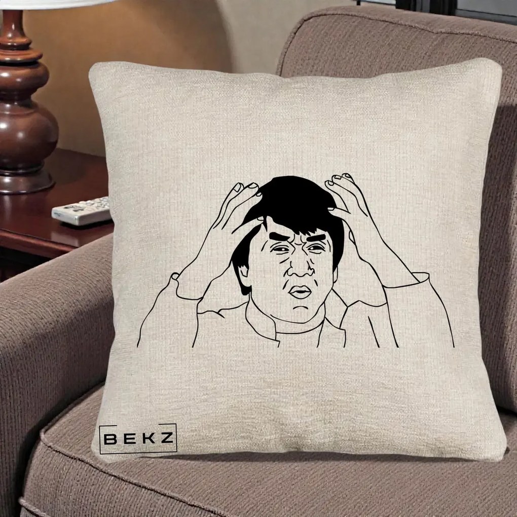 Perna Decorativa Jackie Chan WTF, 40x40 cm, Bej Canapea, Husa Detasabila, Perna Inclusa, BEKZ®