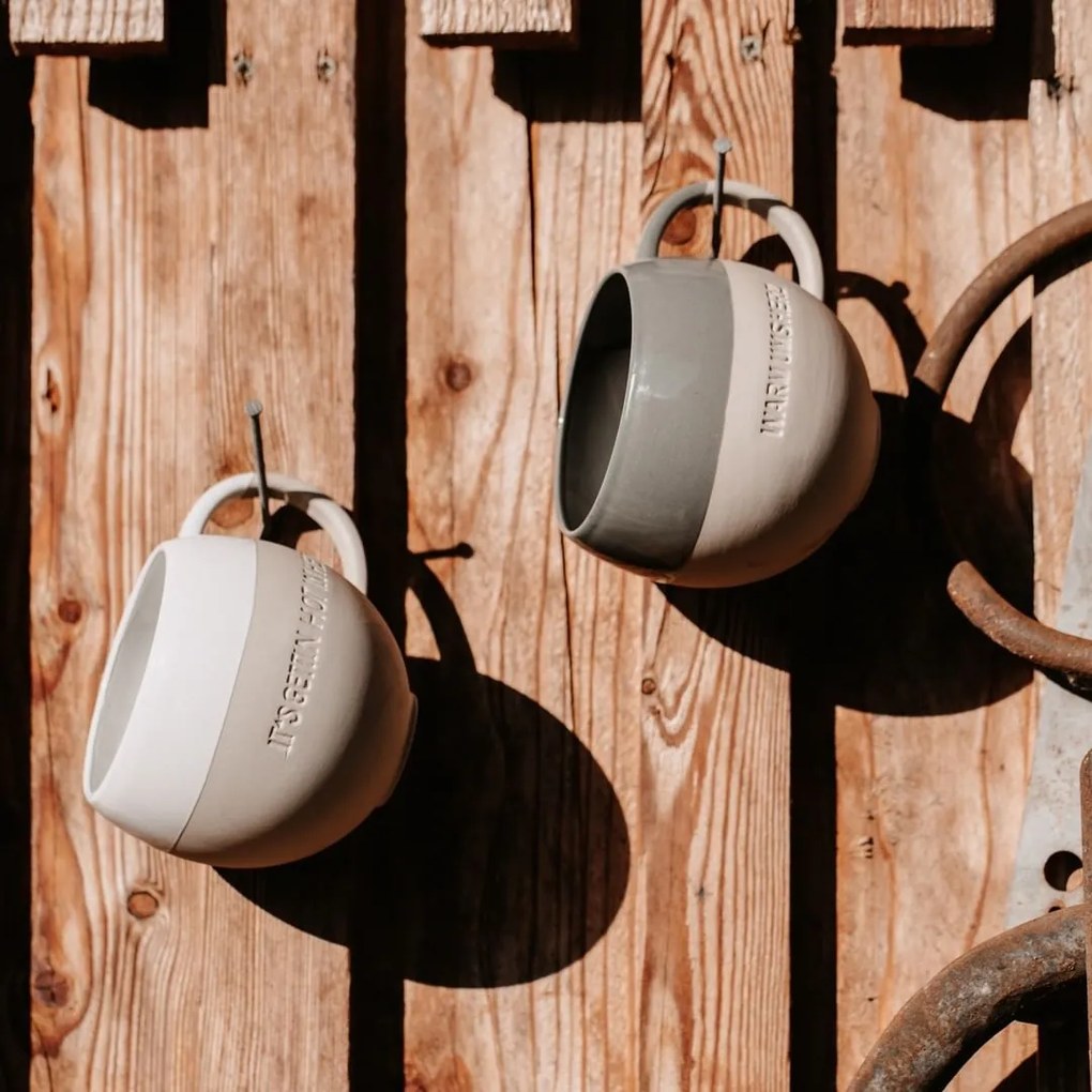 Cana de ceramica bej "IT´S GETTIN"