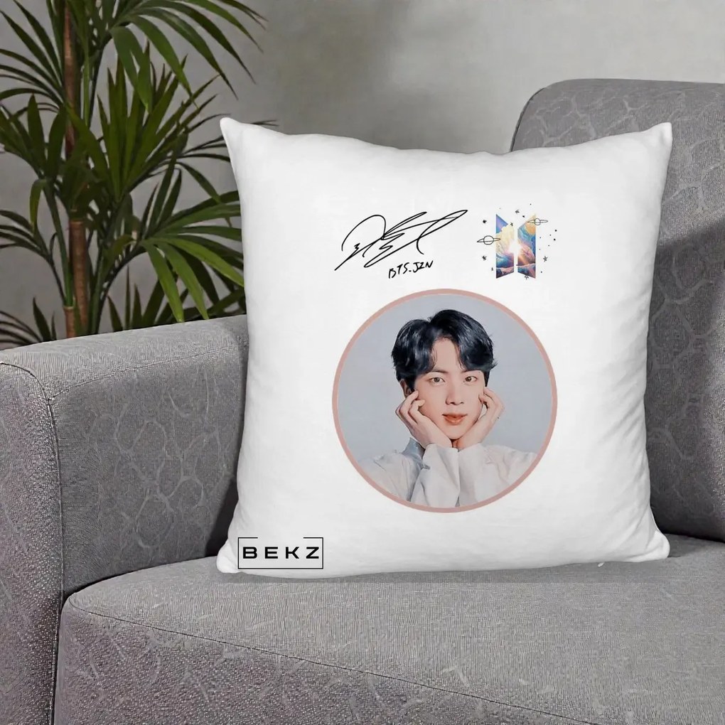 Perna Personalizata K-pop BTS Jin Portret cu Autograf, 40x40 cm, Alb Pufos, Husa Detasabila, Perna Inclusa, BEKZ®