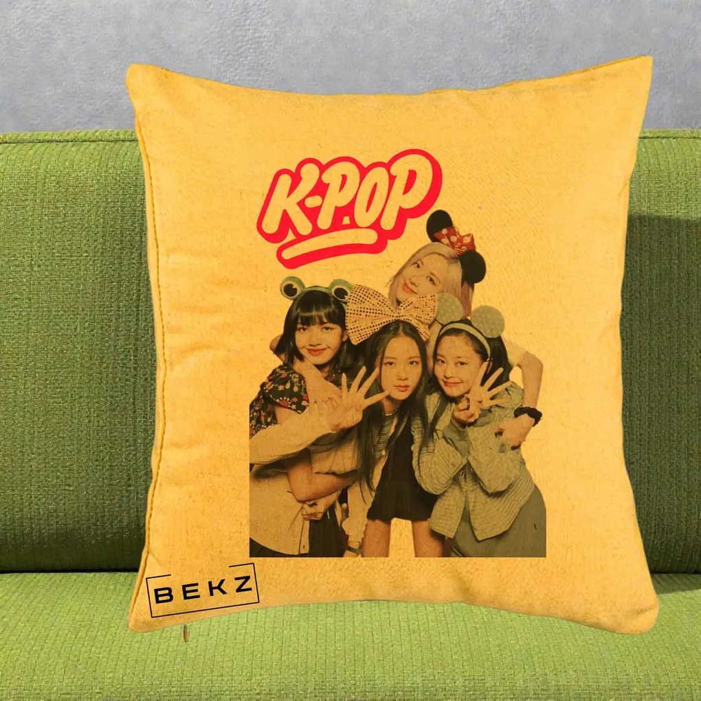 Perna Personalizata BLACKPINK K-Pop Grup Pozitii Amuzante, 40x40 cm, Galben, Husa Detasabila, Perna Inclusa, BEKZ®