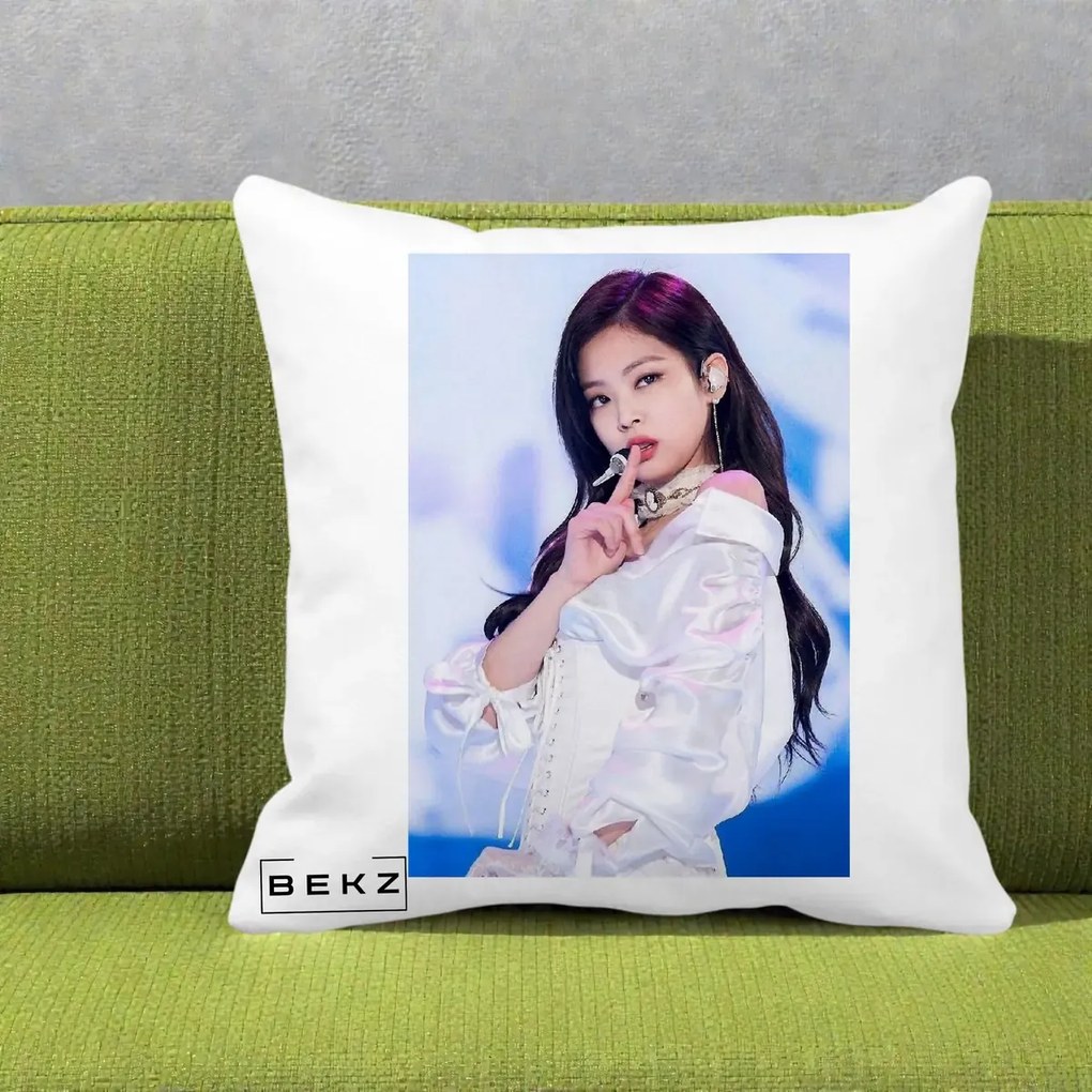 Perna Personalizata K-pop BLACKPINK Jennie Concert Alb cu Microfon, 40x40 cm, Alba Mata, Husa Detasabila, Perna Inclusa, BEKZ®
