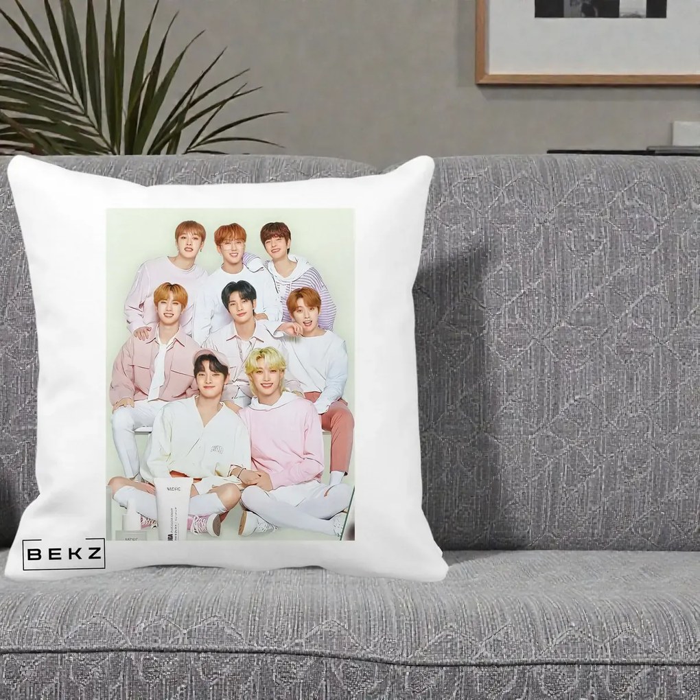 Perna Personalizata K-pop Stray Kids Foto Grup Pastel Roz-Alb cu 8 Membrii, 40x40 cm, Alba Mata, Husa Detasabila, Perna Inclusa, BEKZ®