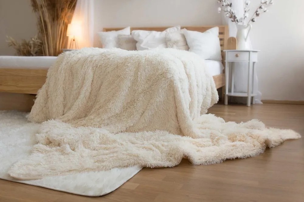 Deka s dlouhým vlasem