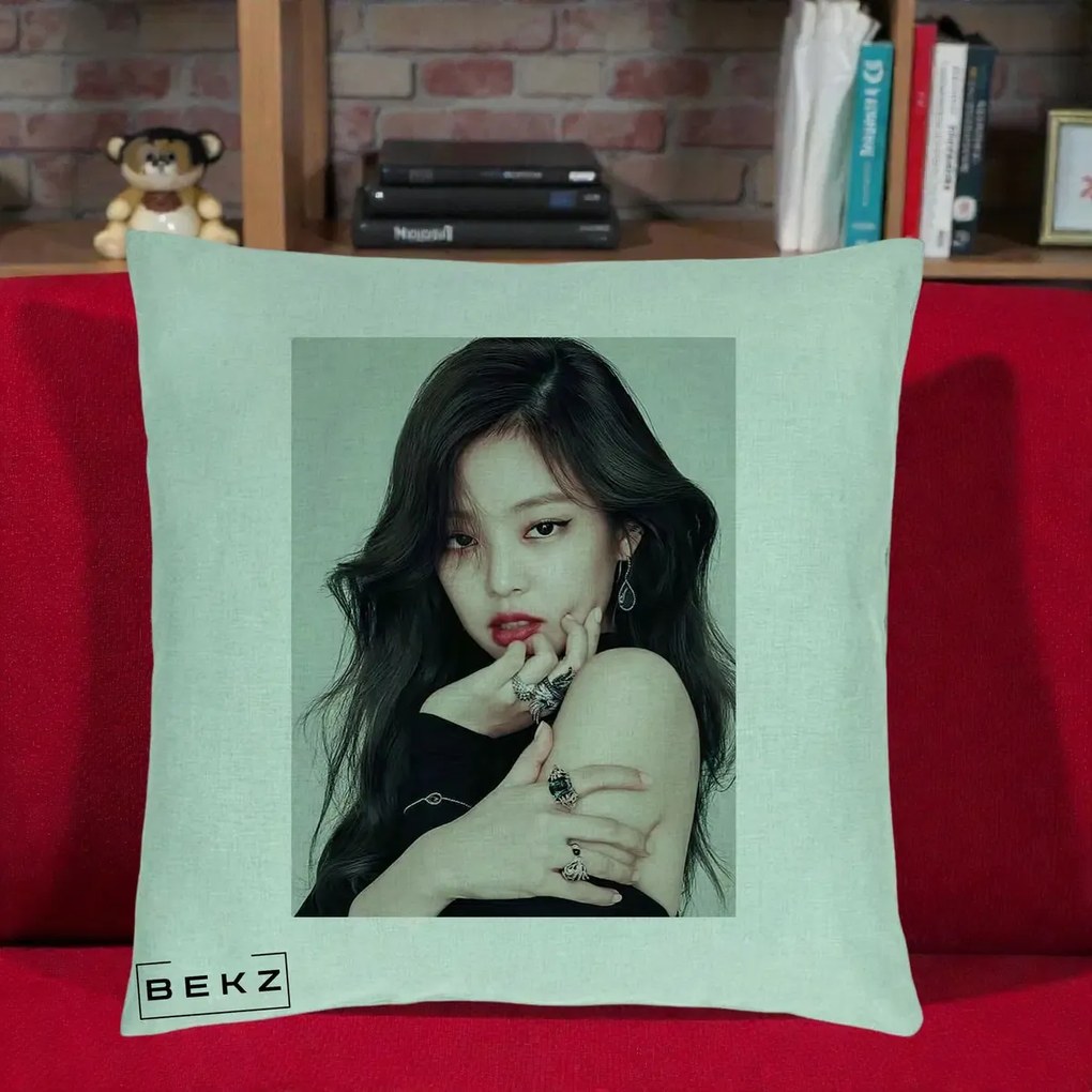 Perna Personalizata K-pop BLACKPINK Jennie Editorial Negru cu Inele, 40x40 cm, Verde Menta, Husa Detasabila, Perna Inclusa, BEKZ®