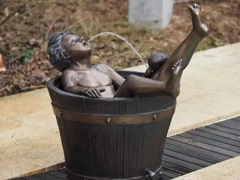 Fantana de bronz Boy in tub