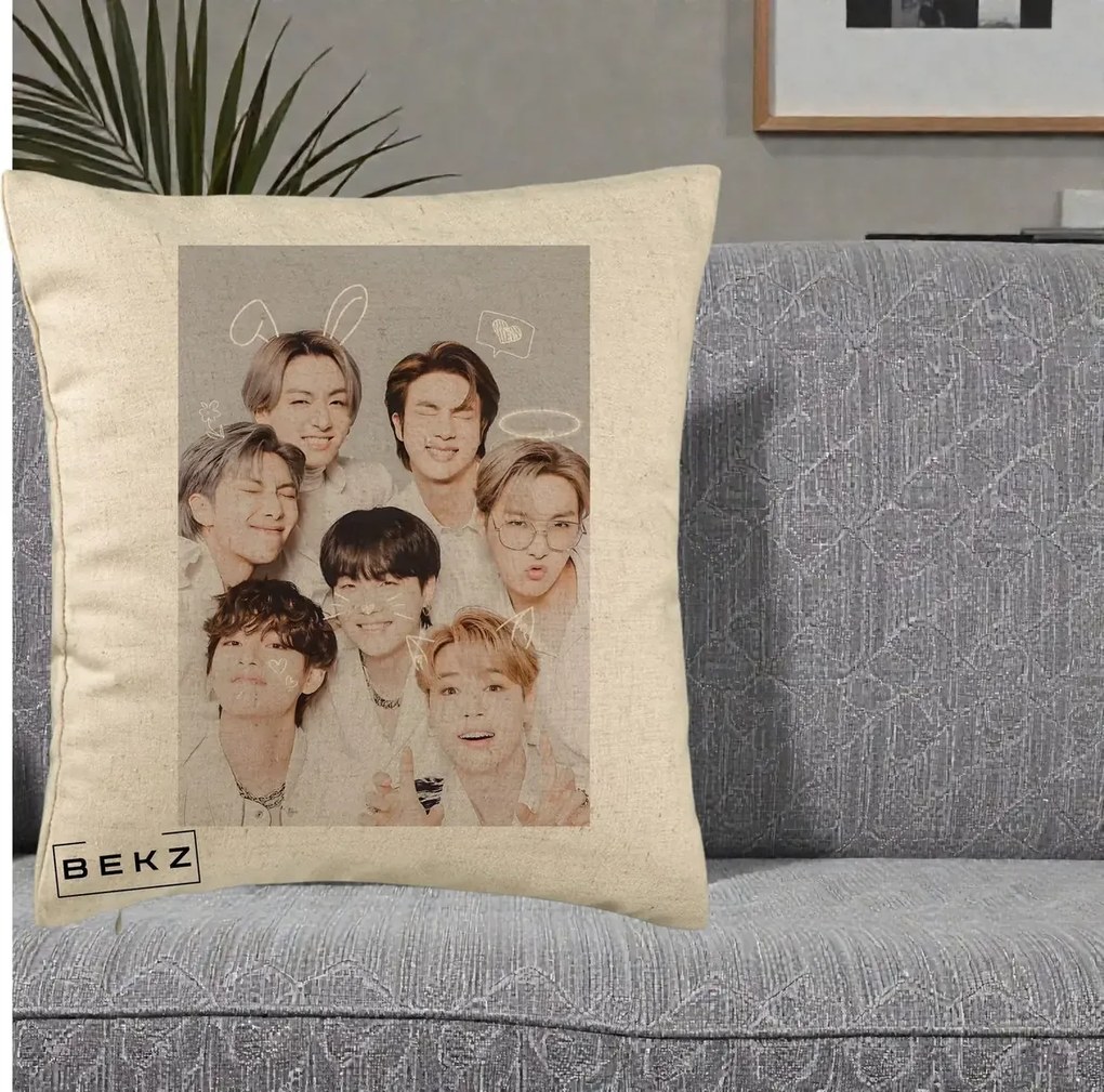 Perna Personalizata K-pop BTS Foto Grup Cute cu Animatii si 7 Membrii, 40x40 cm, Bej, Husa Detasabila, Perna Inclusa, BEKZ®
