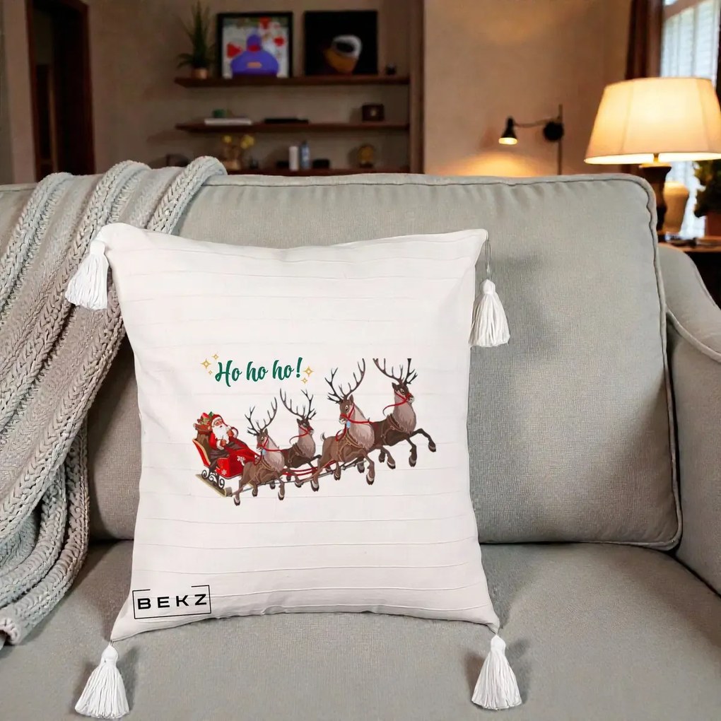 Perna Decorativa Ho Ho Ho Mos Craciun cu Sanie si Reni, 40x40 cm, Bej cu Franjuri, Husa Detasabila, Perna Inclusa, BEKZ®
