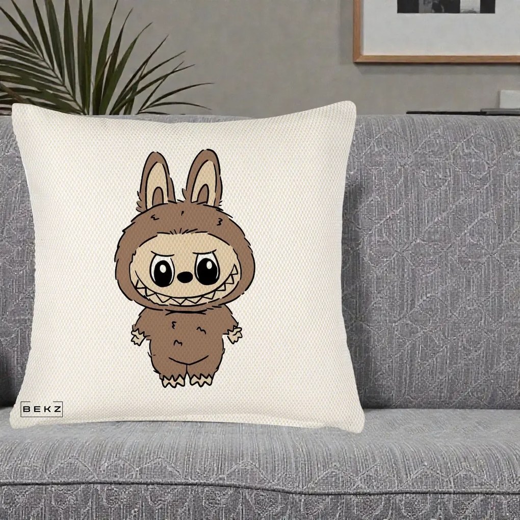 Perna Personalizata Labubu Maro Natural Solo, 40x40 cm, Crem Reliefat, Husa Detasabila, Perna Inclusa, BEKZ®