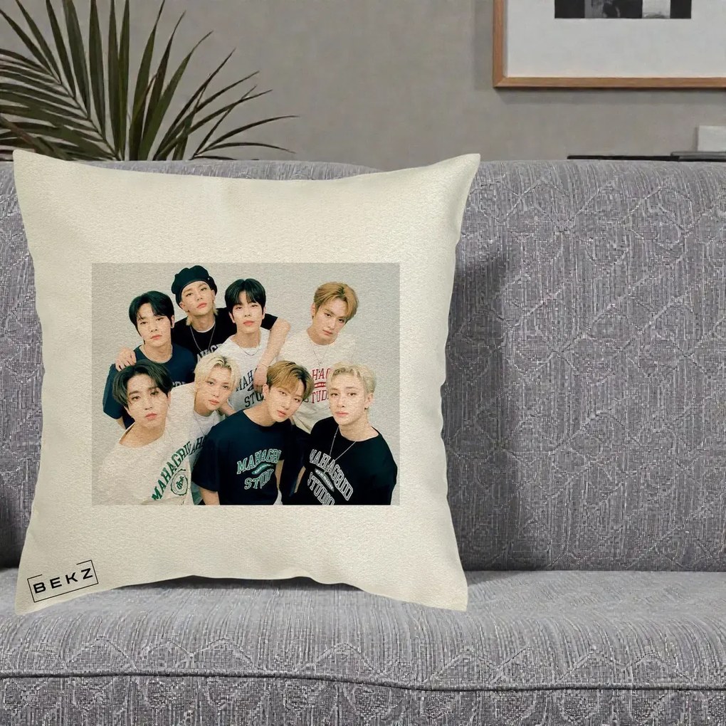 Perna Personalizata K-pop Stray Kids Foto Grup Text, 40x40 cm, Ecru, Husa Detasabila, Perna Inclusa, BEKZ®