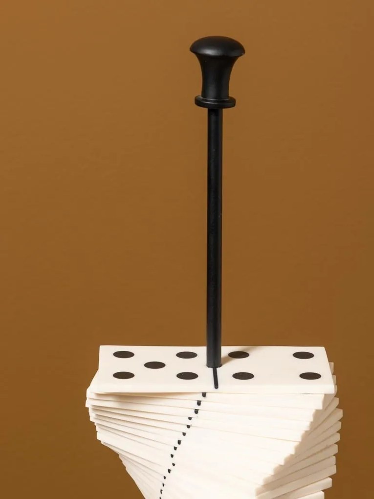 Sculptură decorativă din rășină și metal, alb și negru, piese de domino în spirală pe suport, finisaj mat, 30 x 13 cm, „Partie”