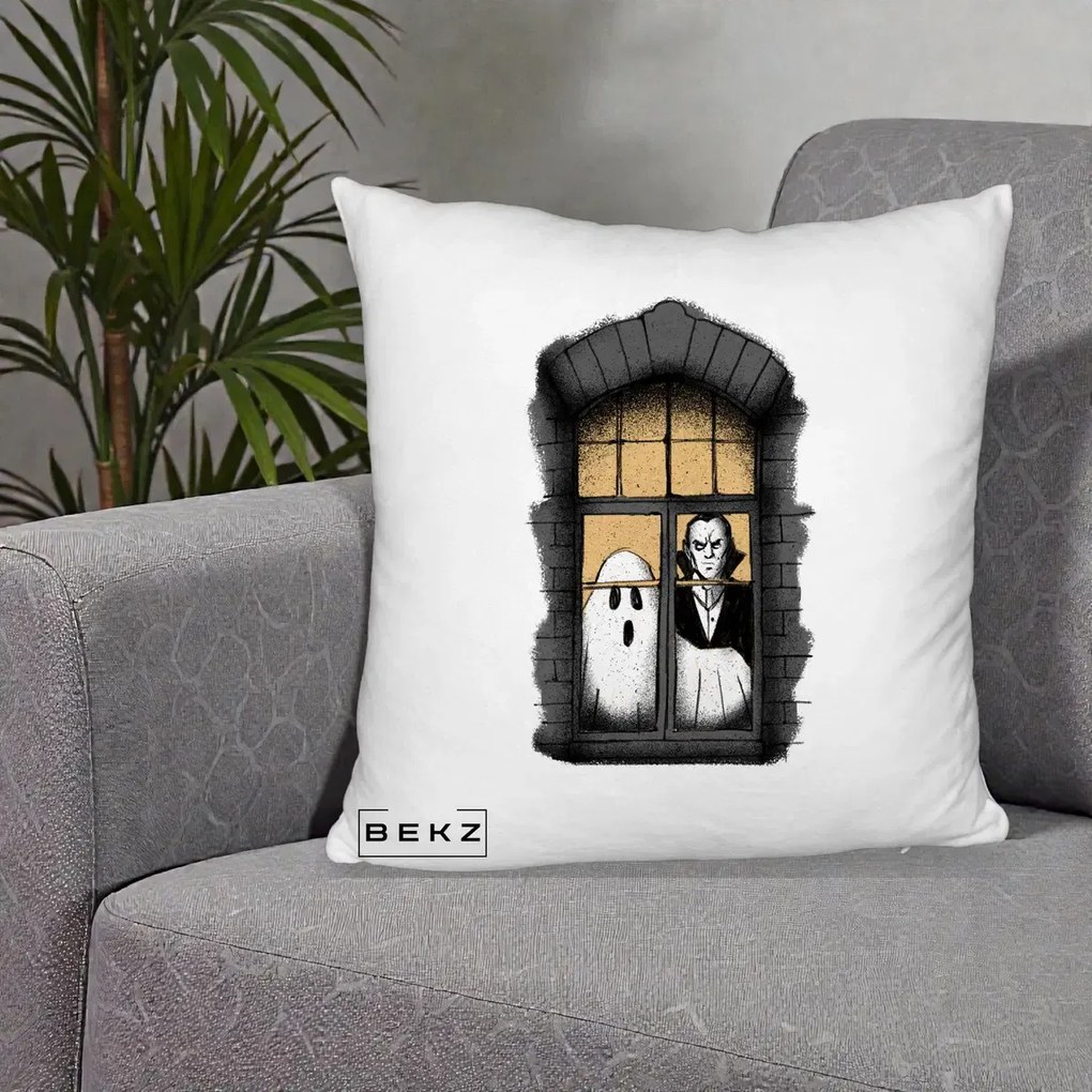 Perna Decorativa Halloween Fantoma si Dracula la Fereastra, 40x40 cm, Alb Pufos, Husa Detasabila, Perna Inclusa, BEKZ®