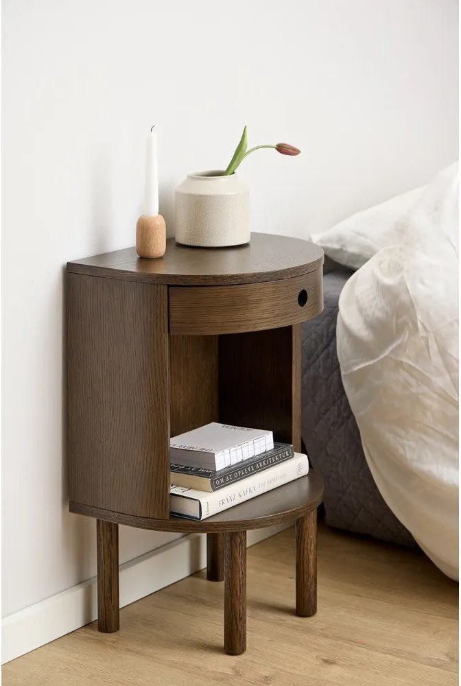 Noptieră în culoare naturală închisă cu aspect de lemn de stejar Paron – Actona