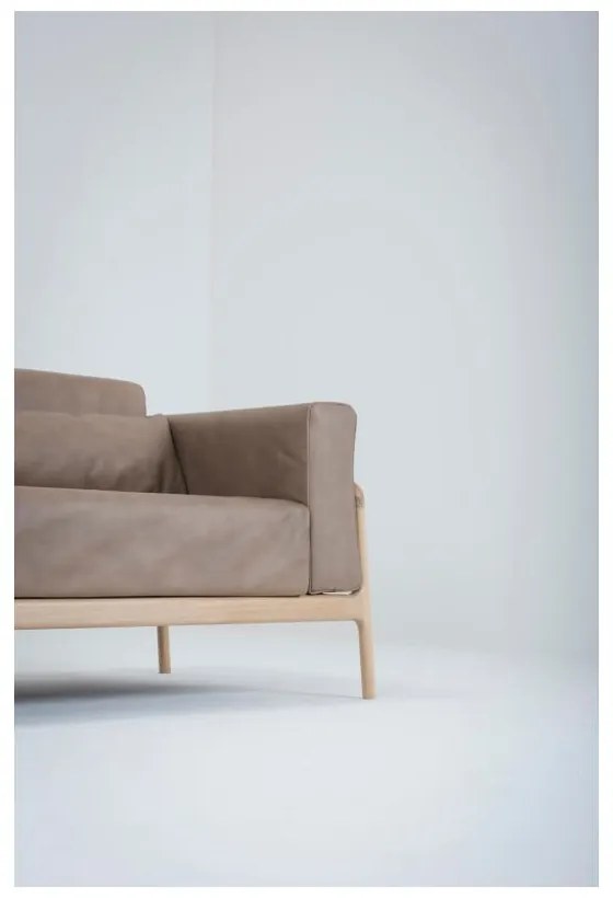 Canapea din piele bovină cu structură din lemn masiv de stejar Gazzda Fawn, 240 cm, maro deschis