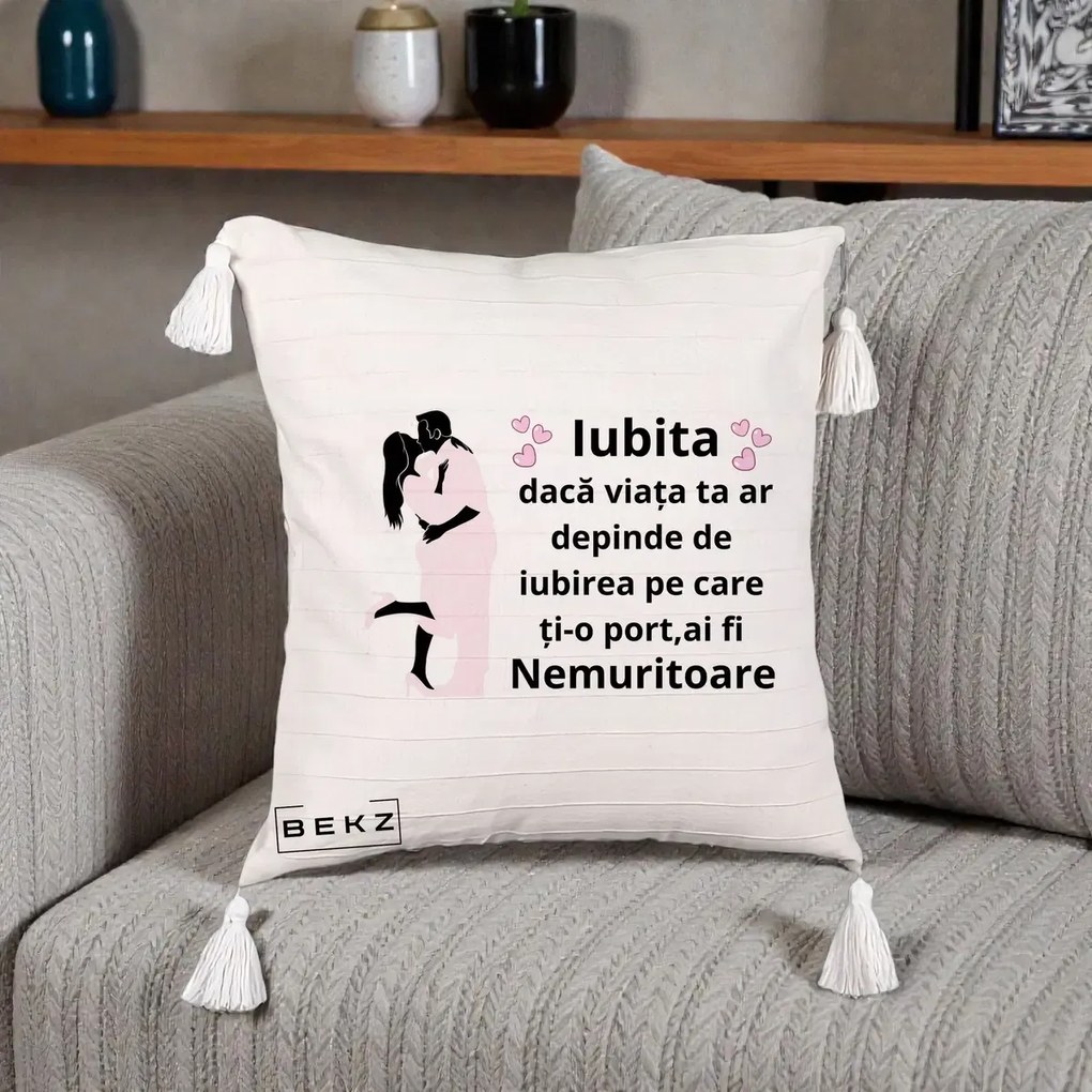 Cadou pentru Iubita - Perna Personalizata Iubita Nemuritoare cu Siluete de Cuplu, 40x40 cm, Bej cu Franjuri, Husa Detasabila, Perna Inclusa, BEKZ®