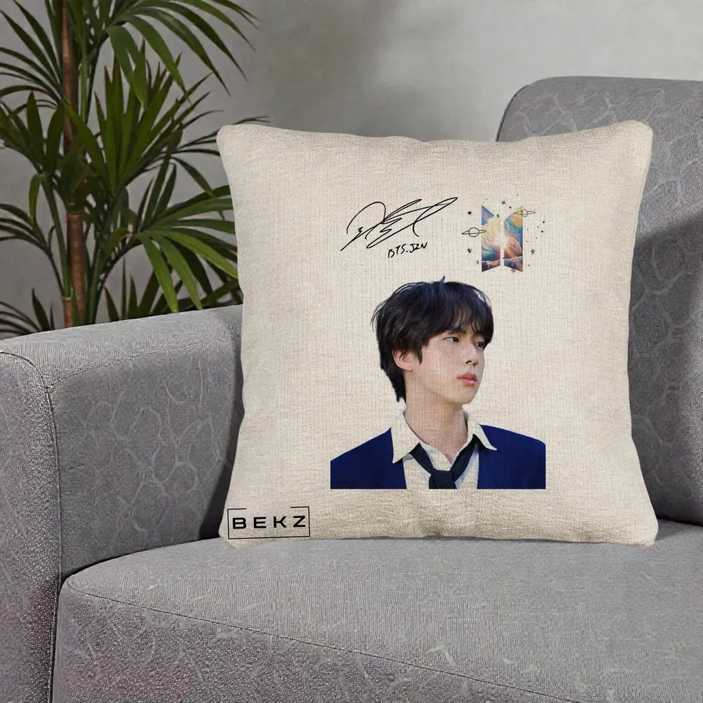 Perna Personalizata K-pop BTS Jin Portret Tinuta Albastra Autograf, 40x40 cm, Bej Canapea, Husa Detasabila, Perna Inclusa, BEKZ®