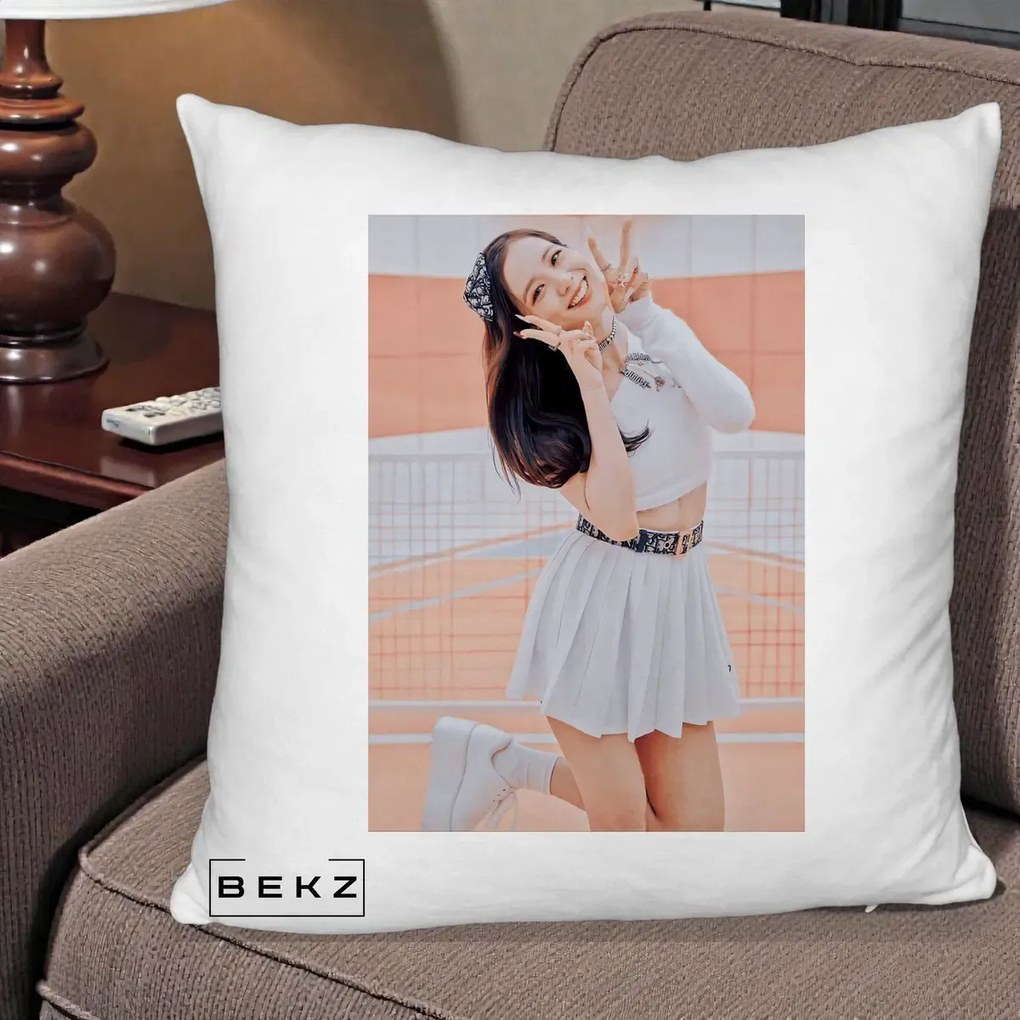 Perna Personalizata K-pop BLACKPINK Nayeon/Jisoo Tenis Alb, 40x40 cm, Alb Pufos, Husa Detasabila, Perna Inclusa, BEKZ®
