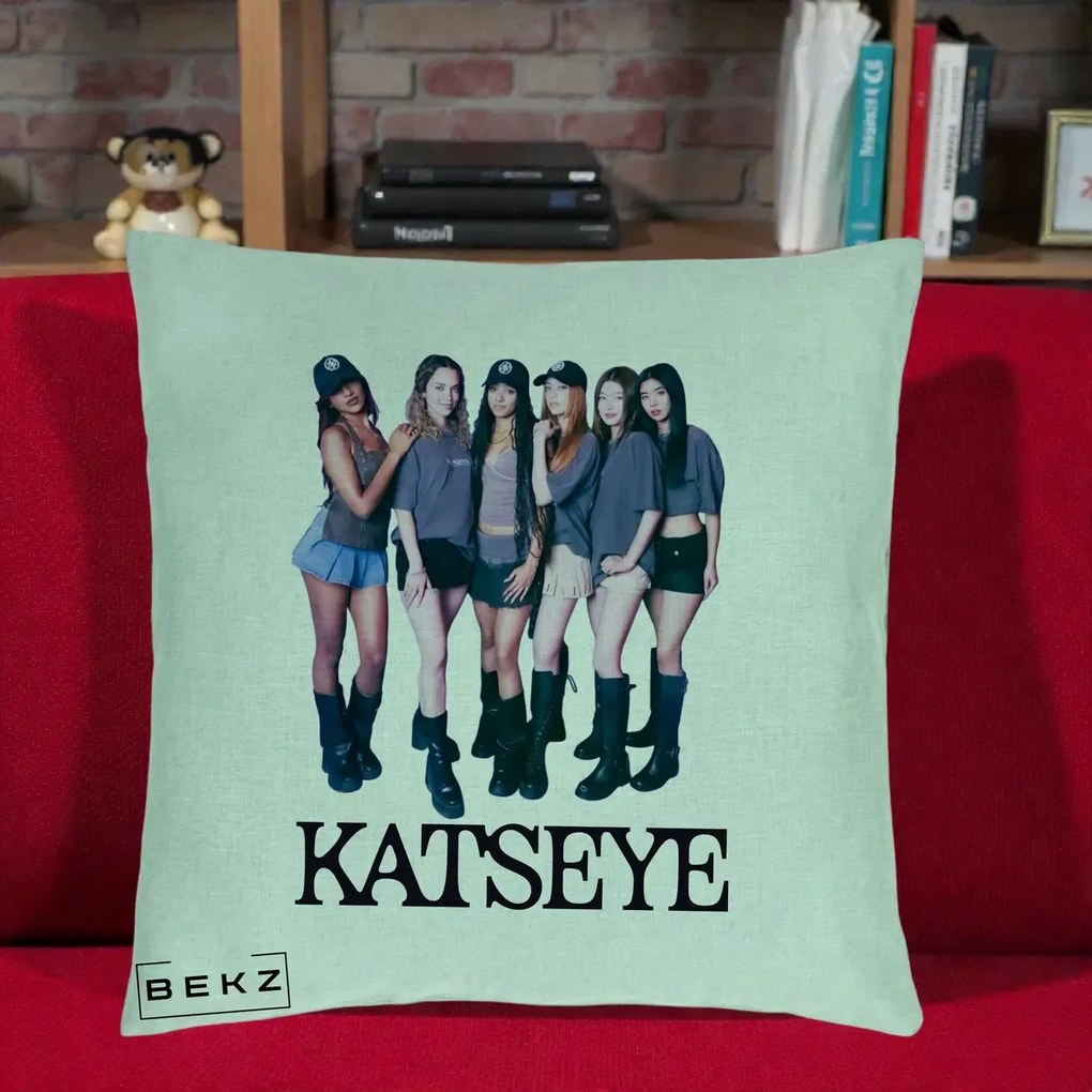 Perna Personalizata K-pop KATSEYE Grup Foto Tinute Gri, 40x40 cm, Verde Menta, Husa Detasabila, Perna Inclusa, BEKZ®