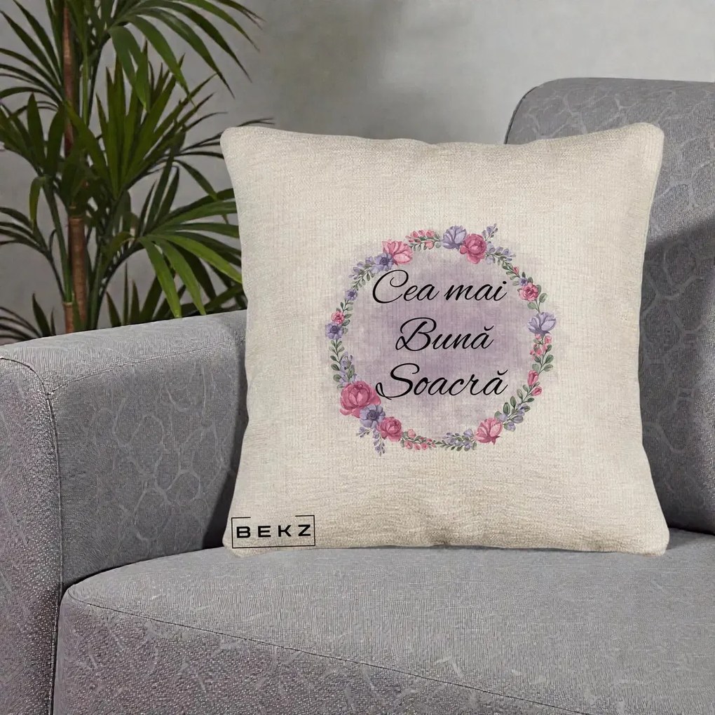 Cadou pentru Soacra - Perna Personalizata Cea mai Buna Soacra cu Coronita Flori Roz si Mov, 40x40 cm, Bej Canapea, Husa Detasabila, Perna Inclusa, BEKZ®