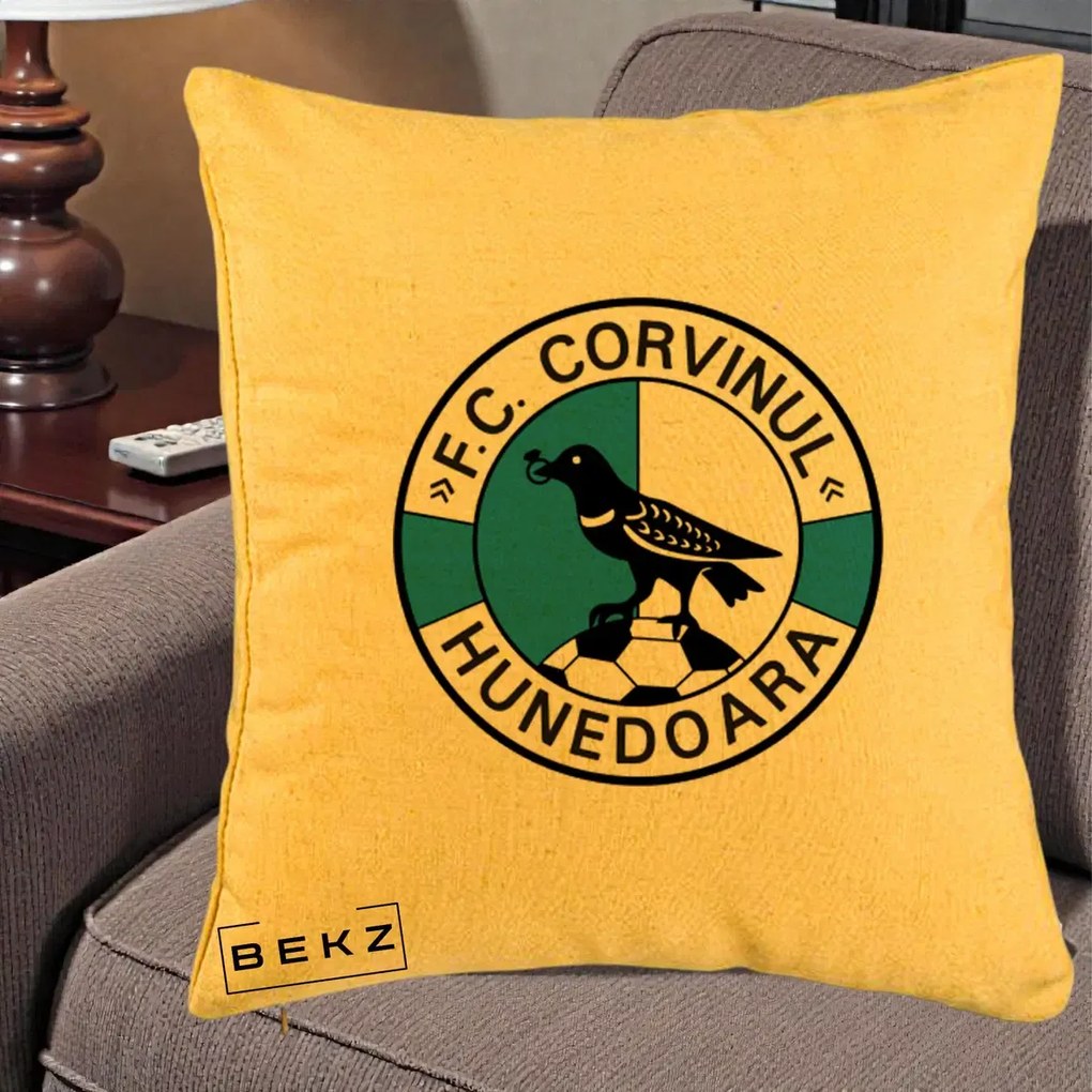 Perna Personalizata FC Corvinul Hunedoara Fotbal, 40x40 cm, Galben, Husa Detasabila, Perna Inclusa, BEKZ®