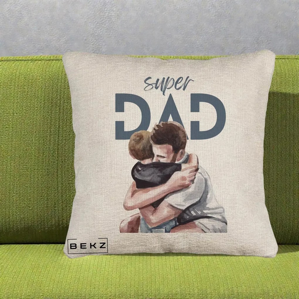 Cadou pentru Tata - Perna Personalizata Super Dad Tata si Fiu Imbratisare, 40x40 cm, Bej Canapea, Husa Detasabila, Perna Inclusa, BEKZ®