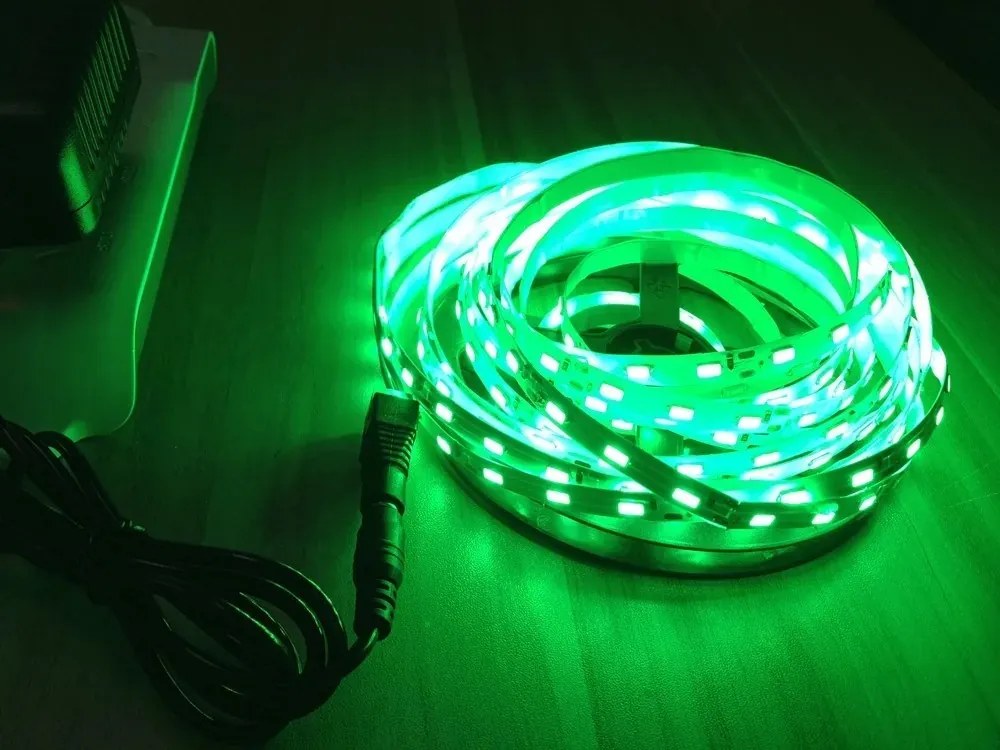 Banda LED RGB Profesională 20m pentru Interior – Soluție Modernă pentru Camere și Livinguri