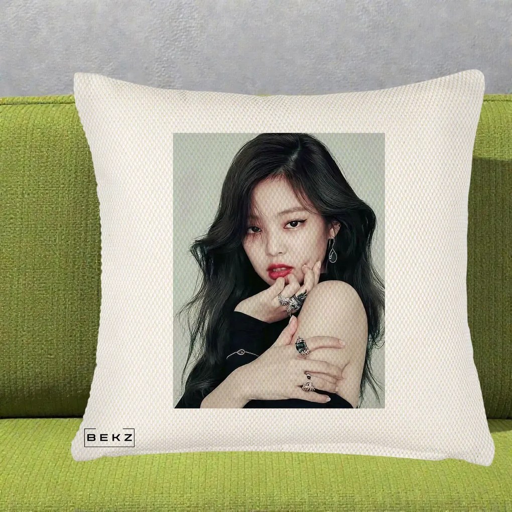 Perna Personalizata K-pop BLACKPINK Jennie Editorial Negru cu Inele, 40x40 cm, Crem Reliefat, Husa Detasabila, Perna Inclusa, BEKZ®