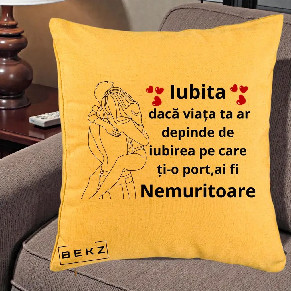 Cadou pentru Iubita - Perna Personalizata Iubita Nemuritoare cu Cuplu Line-Art si Inimi Rosii, 40x40 cm, Galben, Husa Detasabila, Perna Inclusa, BEKZ®