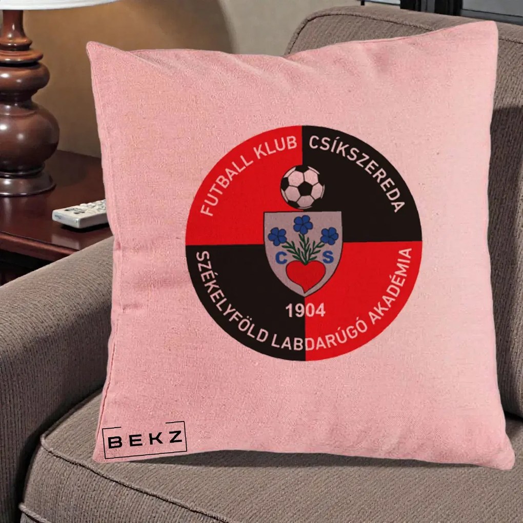Perna Personalizata FK Csikszereda 1904 Fotbal, 40x40 cm, Roz, Husa Detasabila, Perna Inclusa, BEKZ®