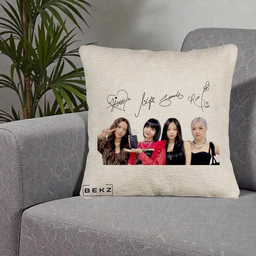 Perna Personalizata K-pop BLACKPINK Semnaturi, 40x40 cm, Bej Canapea, Husa Detasabila, Perna Inclusa, BEKZ®