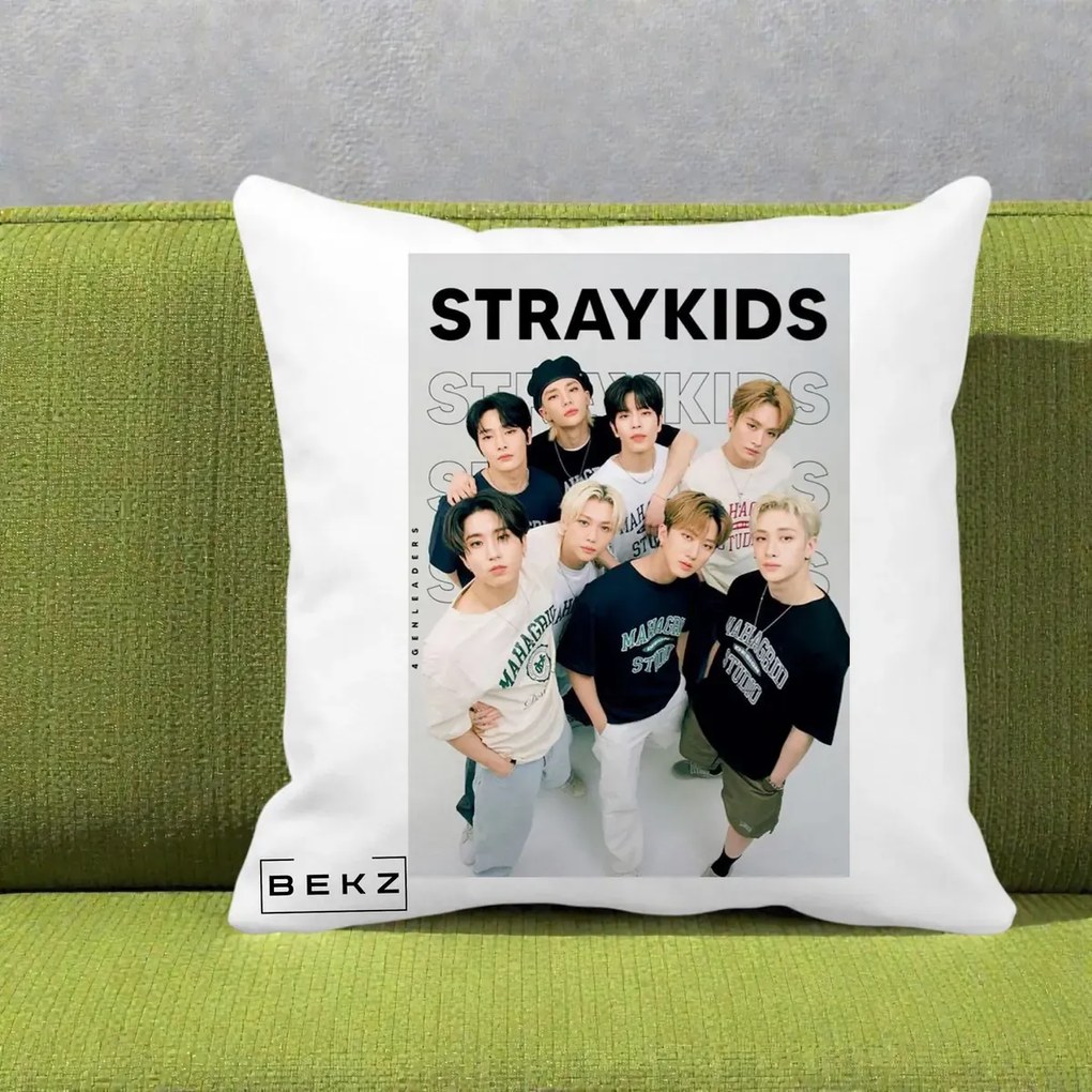 Perna Personalizata K-pop Stray Kids STRAYKIDS Alb-Negru cu Foto Grup, 40x40 cm, Alba Mata, Husa Detasabila, Perna Inclusa, BEKZ®