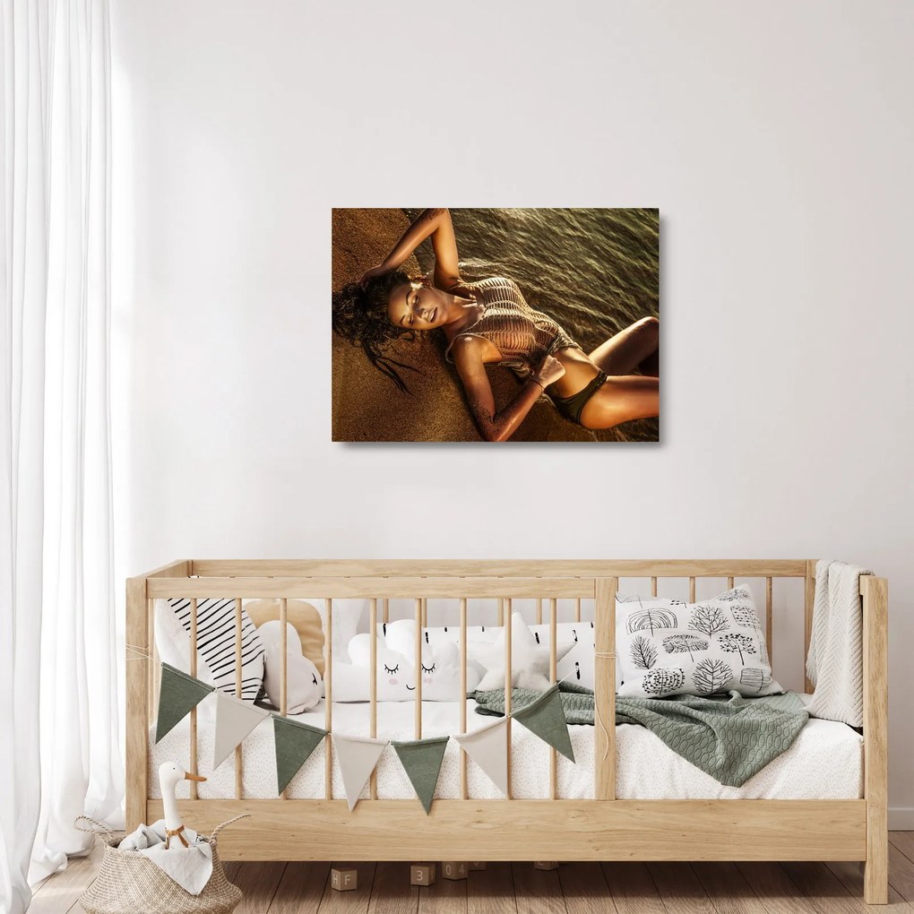 Tablou pe sticlă cu femeia întinsă pe plajă (70x50 cm)