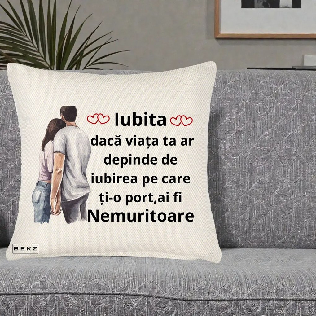 Cadou pentru Iubita - Perna Personalizata Iubita Nemuritoare cu Cuplu Acuarela Roz si Inimi, 40x40 cm, Crem Reliefat, Husa Detasabila, Perna Inclusa, BEKZ®
