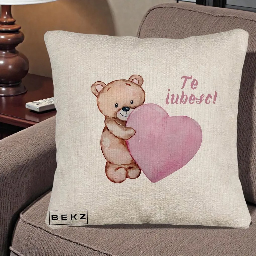 Cadou Romantic - Perna Personalizata Te Iubesc Ursulet cu Inima Roz Acuarela, 40x40 cm, Bej Canapea, Husa Detasabila, Perna Inclusa, BEKZ®