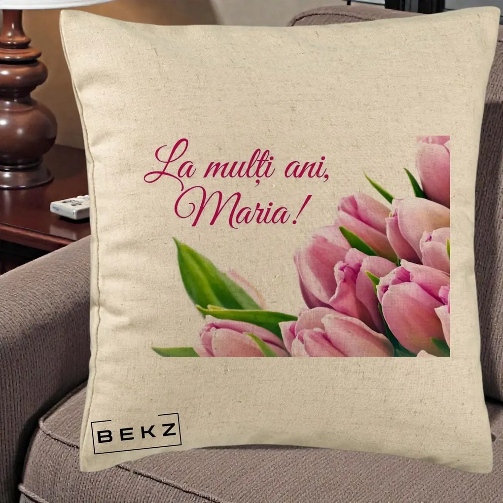 Cadou de Onomastica - Perna Personalizata La Multi Ani Maria Lalele, 40x40 cm, Bej, Husa Detasabila, Perna Inclusa, BEKZ®