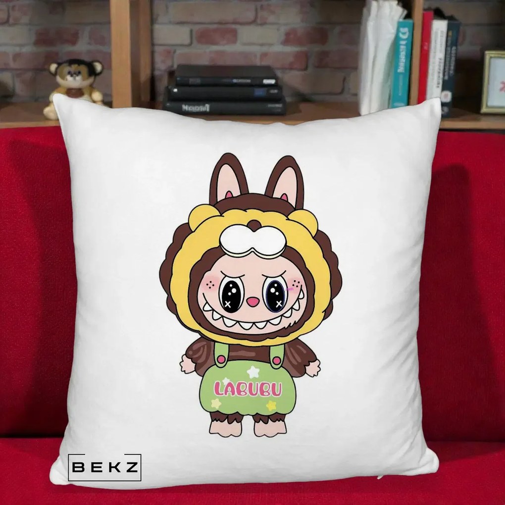 Perna Personalizata Labubu Leu Galben cu Salopeta, 40x40 cm, Alb Pufos, Husa Detasabila, Perna Inclusa, BEKZ®