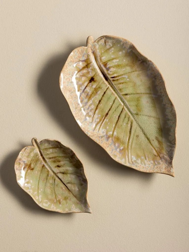 Set 2 farfurii decorative din ceramică artizanală natur și verde, formă de frunză, 2 × 27 × 17 cm, „Nuance"