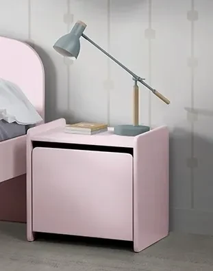 Această combinație KIDDY în roz constă dintr-un pat (90x200), noptieră, 2 rafturi de perete (45 și 65 cm), bară de siguranță și cutie de jucării.