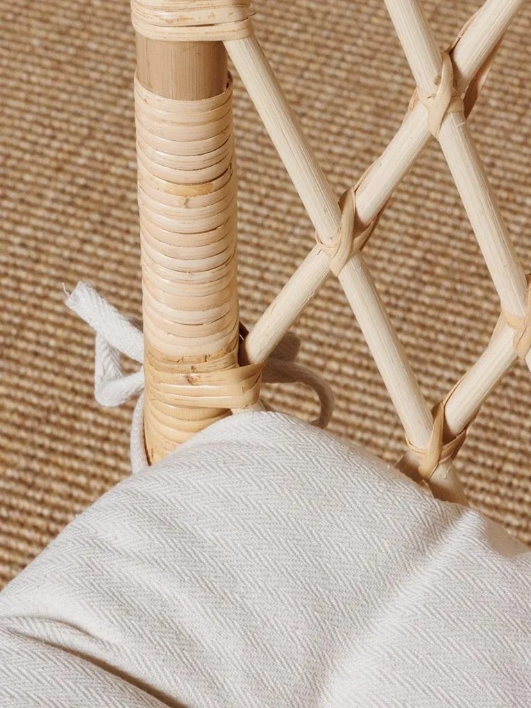 Scaun dining bej din rattan cu perna Crosses