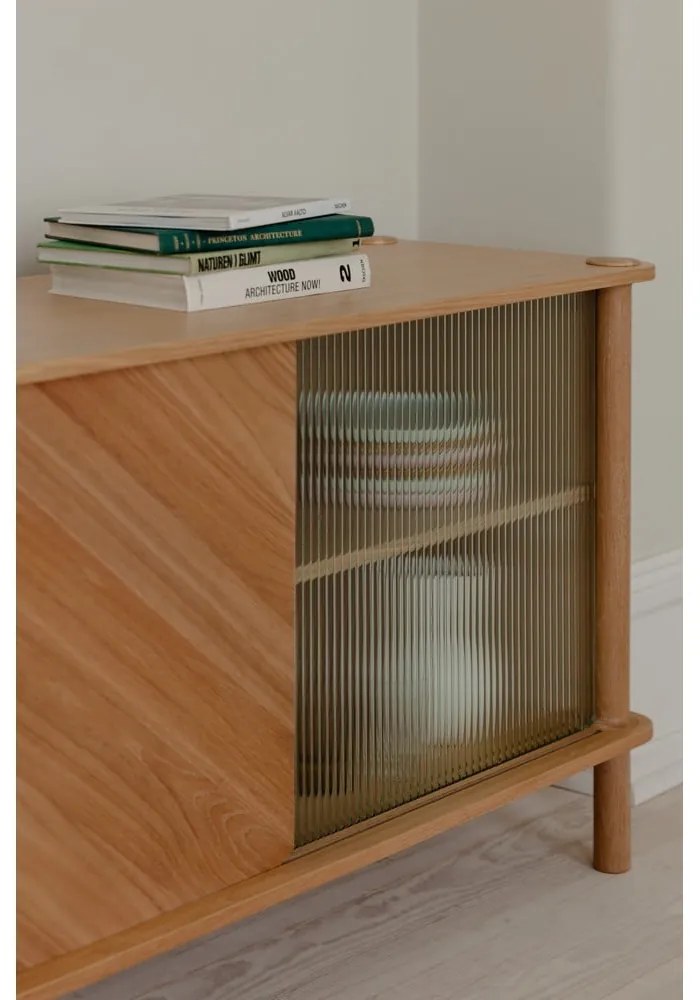 Vitrină în culoare naturală din lemn de stejar cu ușă glisantă 135x73,5x48 cm Italic – UMAGE