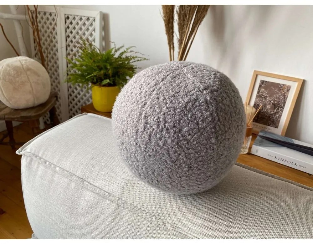 Pernă decorativă din material bouclé ø 25 cm Top – Mioli Decor
